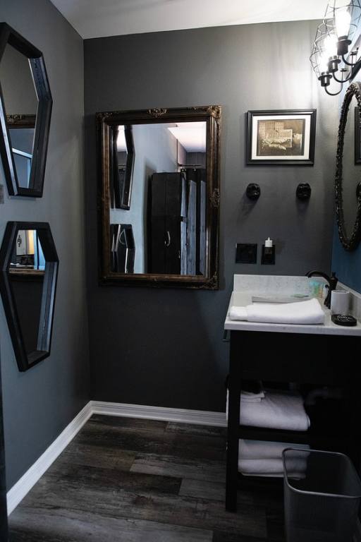 Cemetery Room bathroom at Phantom History House