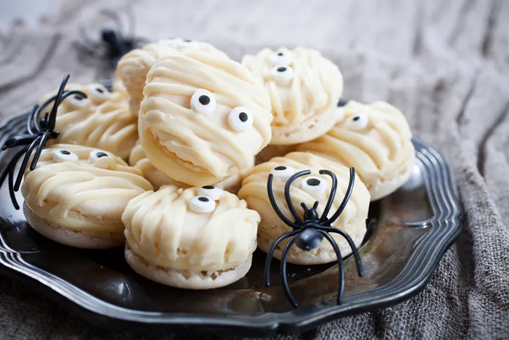 White mummy macaroons for Halloween for Halloween snacks