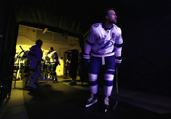 Bored Tampa Bay Lightning Fans Form Glow Stick Chain That Circles The ...